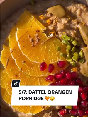 Tag 5/7: Du liebst #Porridge aber brauchst eine neue Variation? Dann solltest du dieses Dattel-Orangen Porridge mit Pistazien unbedingt ausprobieren!😍 Für das Porridge benötigst du: - 100 g zarte Hafe