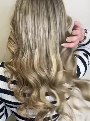 Die ultimative Haar-Transformation ✨😍 Von kurzem Haar bis zu einer langen, voluminösen Mähne - Der Unterschied ist einfach wow! 🥰 Shop this wonderful look now! Link in bio.  #hair #hairextensions #hai