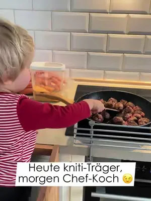„Kleiner Chef am Werk! 👨‍🍳👶 Unser Mini-Koch ist mit voller Hingabe bei der Sache und rührt fleißig in der Pfanne. 😍🍳 #KleinerKoch #MiniChef #KochenMitKindern #FamilyFun #CookingWithKids“