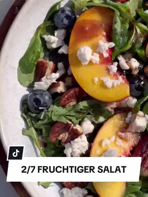 Tag 2/7: Fruchtiger Salat mit dem besonderen Vital Flow Dressing! 🥗✨ Du suchst nach einem Salat, der nicht nur super lecker ist, sondern dir auch einen echten Nährstoff-Kick gibt? Dann ist dieser fruc