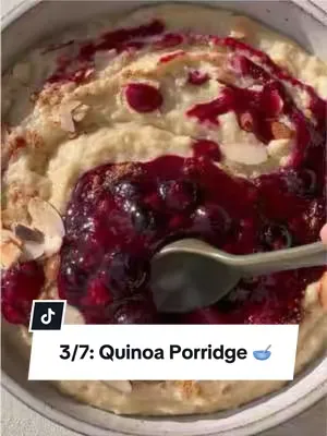 Tag 3/7: Cremiges Quinoa Porridge mit Beere-Zimt Kompott! 🥣🍓 Für das Quinoa Porridge brauchst du: - 10 g Mandeln gehobelt - 1-2 EL Reissirup - 100 g Quinoaflocken - 400 ml Sojadrink - 50-100 ml Wasser