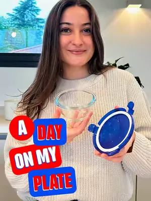 Back from the holidays = plate reset ✨ In January, it’s all about eating healthy, simple and stress-free… with dishes that keep up with your pace 💙 Breakfast 🥞 Ingredients: Raspberries Chia seeds Hot 