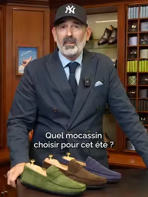 Quel mocassin choisir pour cet été ? 👀 Avec son bout arrondi qui apporte un confort optimal, cette paire de mocassin d'été driver en veau velours Fiorano 700 est parfaite pour marcher en toute éléganc