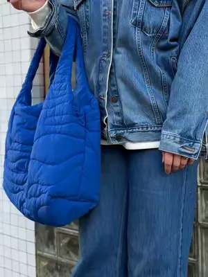 Pack my bag, heute mit Cleo! 💙 Dank der durchdachten (und zum Teil versteckten) Features und Extrafächern ist unsere Shopper Bag die perfekte Begleitung für jeden Tag. ✨ PS: Wenden kannst du sie auch 