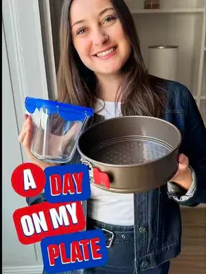 We’ve found two trending recipes that pair perfectly with our Pyrex® products. The Pickle Dip in our airtight Pasta Pot, and its choco-chip cake companion, baked in our PFAS-free, non-stick springform