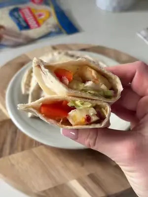 Hot honey halloumi pockets 🌶️🍯🧀 Loaded with chipotle mayo, crispy halloumi drizzled in honey & chilli flakes, fresh lettuce, peppers and red onion 🤤 Wrapped up in Mission Mini Wraps and sealed to perf