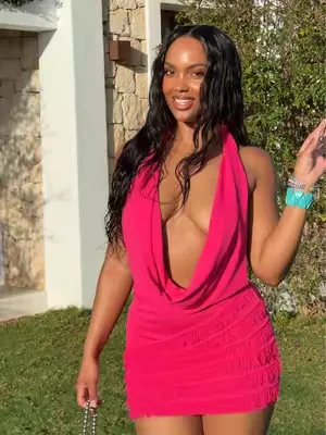 The feeling of wearing hot pink ❤️‍🔥 Azul has now restocked in all 3 colours #murci #holidaydress #heatwave #minidress 