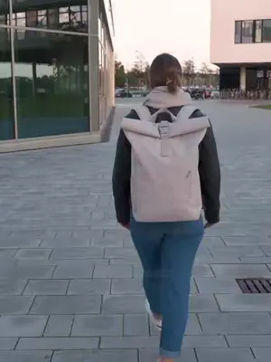 Unser schlichter und geräumiger Klassiker ohne viel Schnickschnack. "Robin Medium" bietet dir den klassischen Rolltop Style und selbstverständlich alle wichtigen Funktionen wie Laptopfach und gepolste