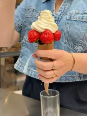 Bouquet de fraises et chantilly ! Comme un véritable bouquet de fleurs entièrement commestible💐🍓 #fyp #eatchefclub #food #fraise #chantilly