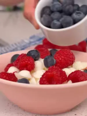 Bol de billes de yaourt glacées et fruits frais ! Un goûter ultra rafraîchissant pour les fortes chaleurs🍧🫐 #fyp #eatchefclub #food #froyo