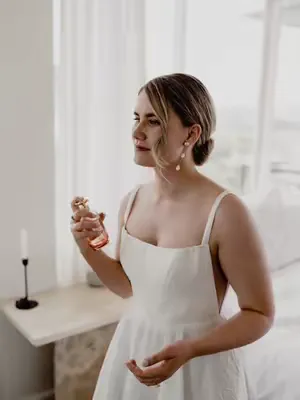 Real Bride Lucy in the Samantha II earrings✨ Featuring detachable drops and available in gold, silver and rose gold. Perfect for special occasions and the moments that matter.