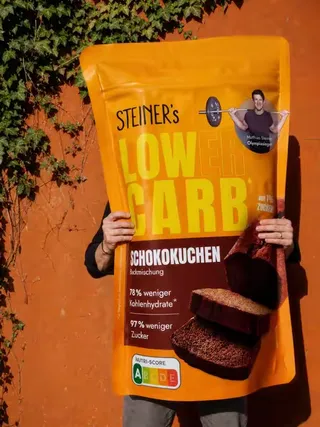 Wer von euch würde sich auch so eine XXL-Packung wünschen – einfach damit jeden Tag Schokokuchen auf dem Tisch steht?  Wir auf jeden Fall. 🥲 78 % weniger Kohlenhydrate, 97 % weniger Zucker, glutenfrei