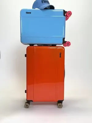 Shop now on www.floyd.one #floyd #luggage #traveltiktok #suitcase #roadtrip #vacation #floydluggage #floydone #behindthescenes #wekkendtrip #skateboard #floydify 