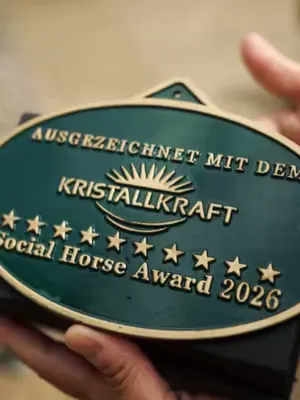 Eine Bühne für die, die im Stillen Großes leisten 🫶🏻 Als wir vor über 20.000 Zuschauern im Hamburger Derbystadion standen, wurde uns einmal mehr bewusst, warum es den Kristallkraft Social Horse Award 
