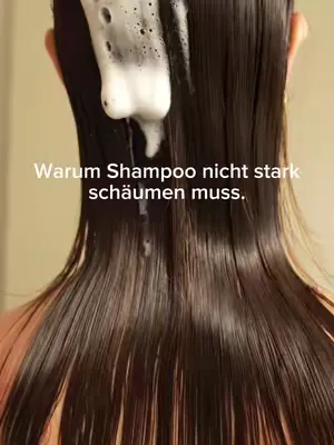 Warum Shampoo nicht stark schäumen muss und trotzdem gründlich reinigt🙂‍↕️ Shampoo reinigt nicht durch Schaum, sondern durch Tenside. Diese lösen Talg, Schmutz und Rückstände von der Kopfhaut und werd