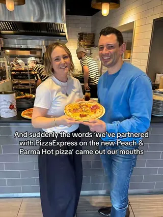 Is that… the new Peach & Parma Hot pizza from PizzaExpress, featuring our exclusive Peach Habanero? Yes it is 🔥 what an insane moment 🤌   #challengerbrand #hotsauce #pizzaexpress #businessjourney #fou