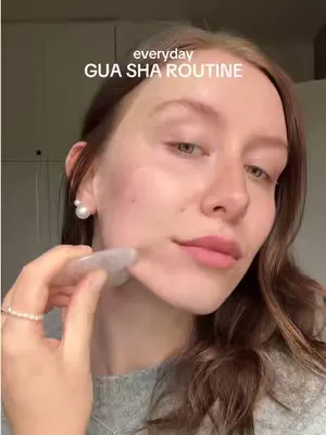 Diese Gua Sha Routine solltest du jeden Morgen machen um: • Schwellungen zu reduzieren • Deine Gesichtszüge definierter wirken zu lassen • Die Durchblutung anzuregen • Deiner Haut einen natürlichen Gl