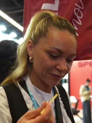 Weniger süß, aber so lecker! 🍫 Darum ist unser Naturella besonders Beim Geschmackstest auf der Messe erklärt Enzo das Geheimnis unserer Konsistenz: Unser Naturella ist ein kleines bisschen fester als 