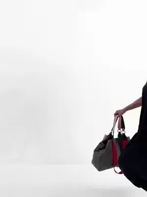 Die IZZY punktet mit einem natürlich-entspannten Look in einer tollen Canvas Qualität und wunderschönen Farbkombis. Der lässige Style mit tollem Füllvolumen ist mit vielen praktischen Details ausgesta