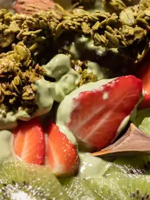 Prêts à craquer pour notre nouveau granola au matcha ? 😋 Fabriqué en France avec notre matcha classique, sourcé auprès de nos producteurs partenaires au Japon. Amandes entières, pointe de fleur de sel