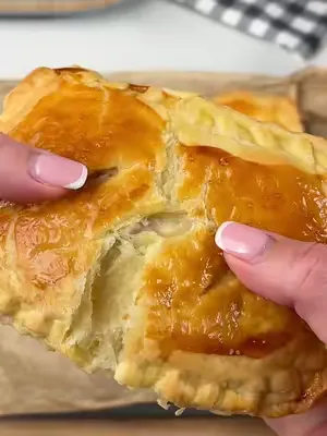 This Cheese & Onion Bake is ridiculously easy but SO delicious 🤤 Think that famous Geordie bakery chain… but wayyyy better 👀 ✨ What you’ll need: • 1 x CRIMPiT Toastie Maker • 1 pack ready-rolled puff 