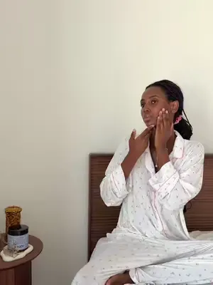 Adoptez la même routine beauté qu’Oumoul en intégrant notre Collagène Fruits des Bois à votre quotidien 💜 Entre instants de bien-être et journées bien remplies, elle a choisi d’ajouter ce geste simple