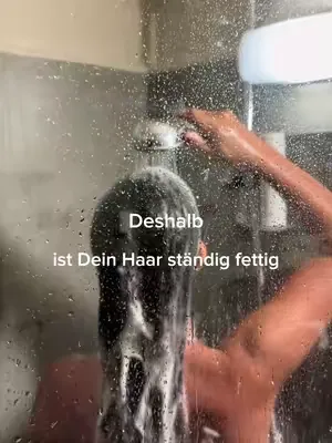 Deshalb fettet Dein Haar ständig.   Fettiges Haar wird oft durch kleine Routinen im Alltag begünstigt. 1️⃣ Mit feuchtem oder nassem Haar ins Bett gehen Wärme und Feuchtigkeit schaffen ein ungünstiges 