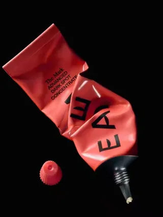 Protected from first use to last. The aluminum tube preserves the integrity of every active—shielding the formula from light and air. Powered by 5% tranexamic acid, 1% alpha arbutin, and 1% kojic acid