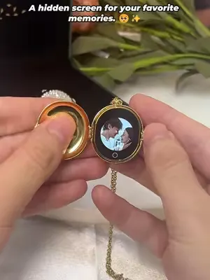 POV: You thought it was just a classic vintage locket... but it hides a whole smart screen inside. 🥺 Just found the ultimate long-distance relationship hack. Who’s crying? Not me. 😭❤️ Drop your LDR di