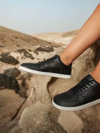 Courtside Classic is our bestseller by far, the model most of our customers keep coming back to. With its basketball-inspired look, it’s a clean barefoot sneaker that works for everyday casual wear. T