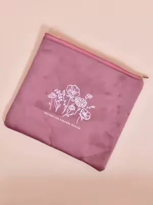 Ta vie ne s’arrête pas juste parce que tu as tes règles ! Déplace-toi comme tu veux au travail, à l’école ou encore à la salle de sport ! Ta pochette Morphée est dotée de deux poches zipées et étanche