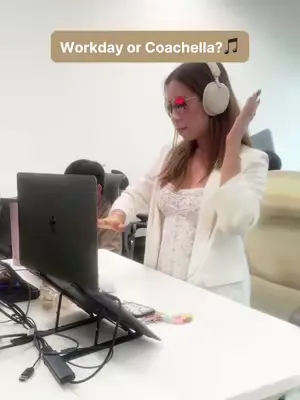 Who knew a standing desk could feel like Coachella? 😎  Here’s a tip: The $300 could be yours! 🔥 Scan the QR & join the campaign now!    #hinomi #hinomidesksetup #campaign #standingdesk