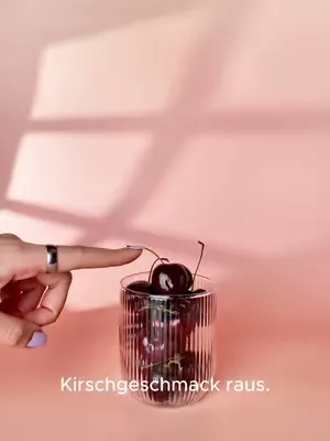 ENDLICH IST SIE DA 🍒🥰 Jetzt sichern & als Erste ausprobieren! Was ist eigentlich mikroverkapseltes Koffein? 👀 👉🏽 Wird langsamer freigesetzt, 👉🏽 wirkt gleichmäßiger, 👉🏽 kein Crash.