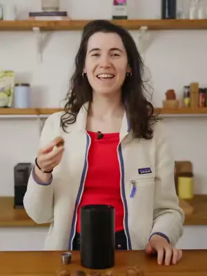 Marre de payer votre café en capsule trop cher ? ☕️ Économisez 250 € par an en moyenne sans changer de machine. 💸 Avec Caps’Me, rechargez vos capsules en 15 secondes chrono, sans en mettre partout, ☕️