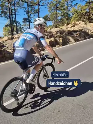 ✋ Kommunikation ist alles! Beim Rennradfahren gibt es wichtige Handzeichen, um sicher in der Gruppe zu fahren. Wer weiß, welches Zeichen falsch ist? #MYVELO #Trainingscamp #CyclingLife #TeneriffaVibes